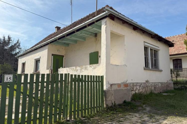 Eladó hangulatos, 2 szobás ház Csolnokon, központi helyen