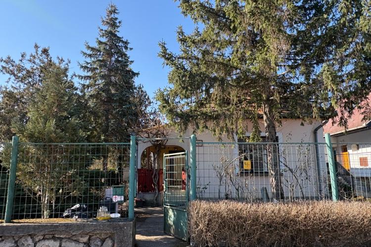 Kis családi ház tóra néző kilátással