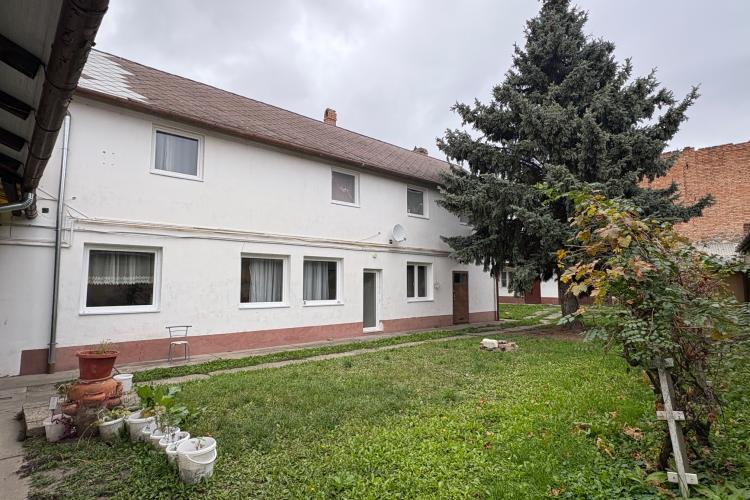 Nagy telek a belváros szívében