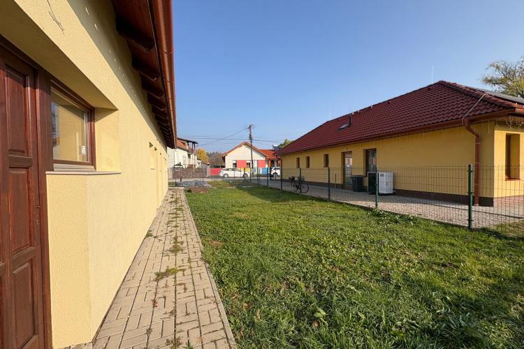 Újszerű állapotú, teljesen újjáépített tégla lakás, kerttel