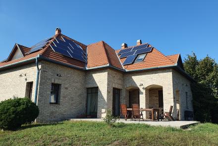 Eladó 2000-ben épült, energia hatékony Kesztölci családi ház, parkosított telken