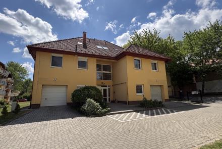 Eladó téglalakás zárt lakóparkban