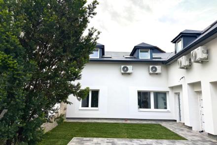 Eladó újszerű társasházi, 68,7 m2-es téglalakás 4 lakásos társasházban, kerttel, gépkocsi parkolóhellyel az udvarban, tárolóhelyiséggel